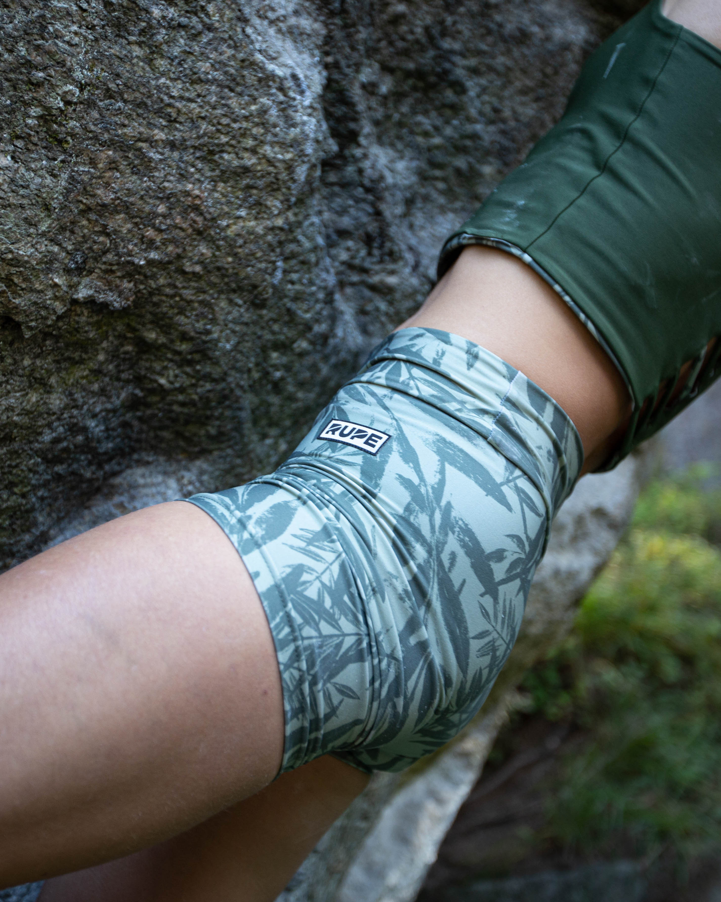 Women's technical leggings – teal mountain pattern